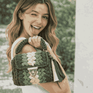 Mujer sonriente con bolso de crochet 1 11zon