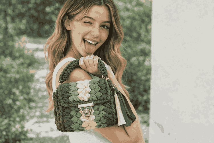 Mujer sonriente con bolso de crochet_1_11zon Mujer sonriente con bolso de crochet 1 11zon